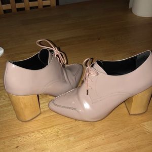 Classic style light pink/nude point tie pumps!